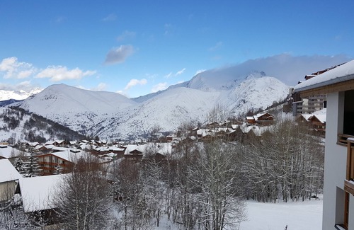 Les Deux Alpes Apartment | THE CRYSTAL CHALET Apartment standing with balcony view impregnable ski-in ski-out