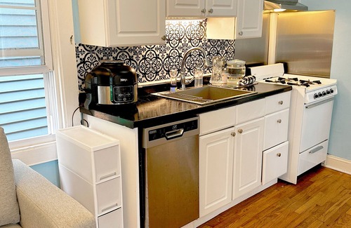 Ocean Grove House | "The Cupcake" Guest House, 2 blocks to the beach in Ocean Grove, sleeps 2-3