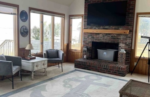 Colington House | The Currituck Sound Awaits You while 10 minutes to the Beach!