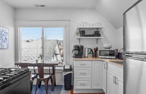 North End House | The Cushman House A: Unit A near 6th Ave UPS UW Ruston