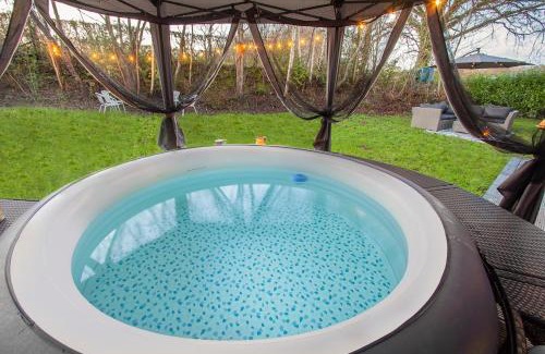 East Grinstead House | The Dairy Cottage with hot tub & pizza oven