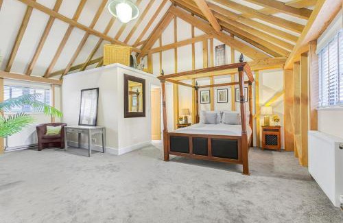 East Grinstead House | The Dairy Cottage with hot tub & pizza oven
