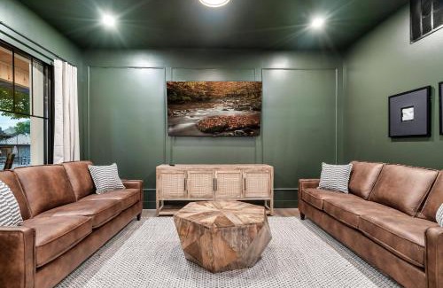 Sevierville House | The Davis Luxury Retreat Villa 1-Block from Dolly