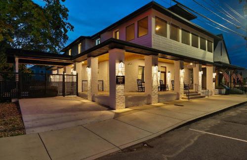 Sevierville House | The Davis Luxury Retreat Villa 1-Block from Dolly