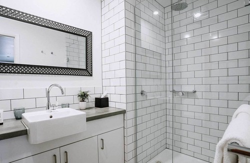 Daylesford Apartment | The Daylesford Art Motel (Signature Suite 10)