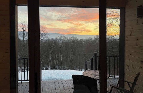 South Londonderry Apartment | The Deerwood Tiny Home | Mtn Views w/Fireplace!