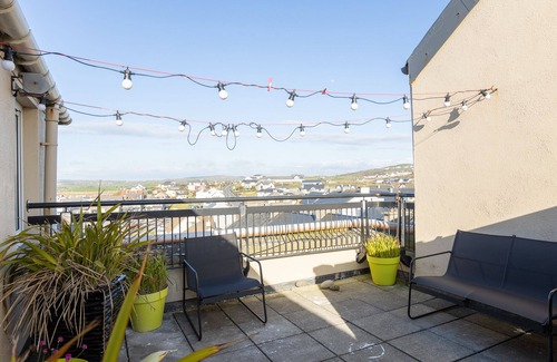 Lahinch Apartment | The Dell 18 - With golf course and sea views!