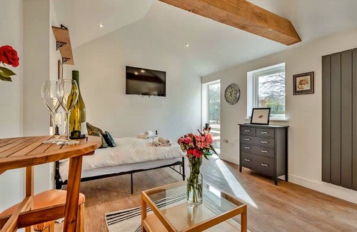 Thurlby Ski Chalet | The Den