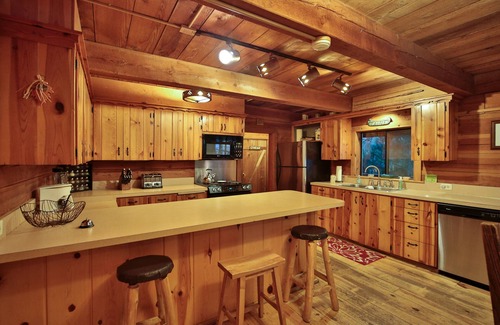 Leavenworth Cabin | The Dirtyface Mountain Lodge CUP#1596nRustic charm, minutes to Leavenworth, Pool
