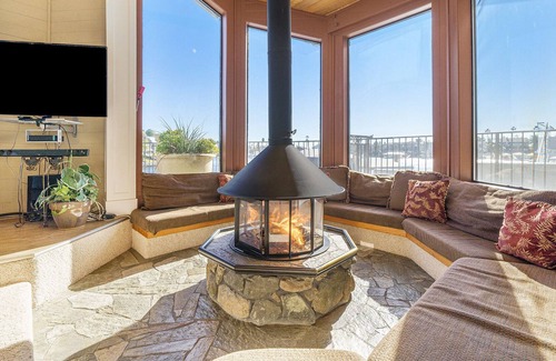 Discovery Bay House | The Discovery Bay Resort Home- 1 min to Fast Water, Pool, New Dock