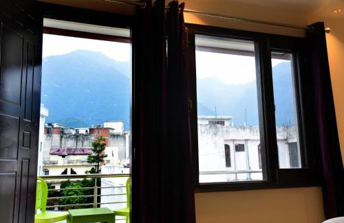 Katra Hotel | The Divine Oak Golden Leaf