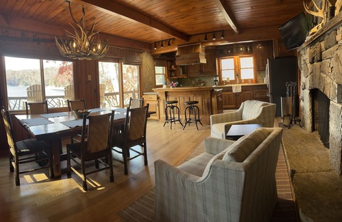 Topton House | 'The Dock House' a Nantahala Lake Front Home nSummer 2025 dates still available!