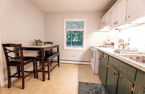 Miller Place Apartment | The Dogwood Inn - an eclectic north shore retreat