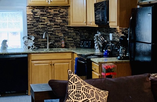 West Ashley House | ❤️ The Dolloff Inn~near Gardens&Plantations~Fenced/Pets-5 Big Screens/Netflix