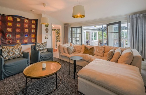 Akaroa House | The Dolls House - Akaroa Holiday Home