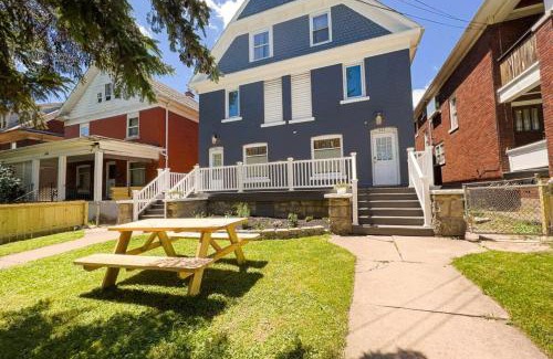 Niagara Falls House | The Double Down Complex Perfect for large Groups