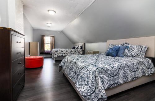 Niagara Falls House | The Double Down Complex Perfect for large Groups