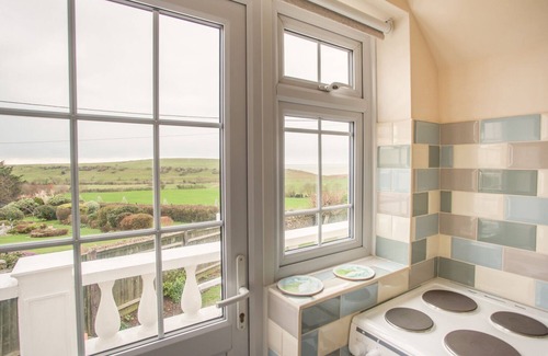 Bridport Cottage | THE DOVES, with a garden in Burton Bradstock