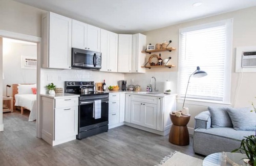 Downtown West Palm Beach Apartment | The Downtown Hibiscus House