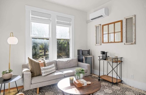 Fredericksburg Apartment | The Downtown Studio #1, private hot tub!
