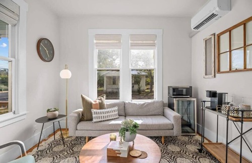 Fredericksburg Apartment | The Downtown Studio #1, private hot tub!