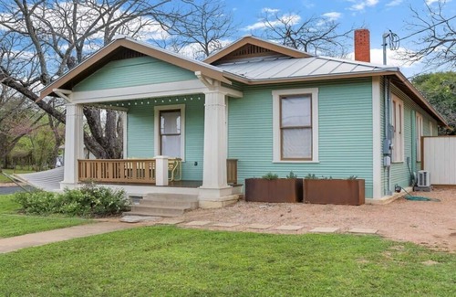 Fredericksburg Apartment | The Downtown Studio 2, Walk to main, hot tub!