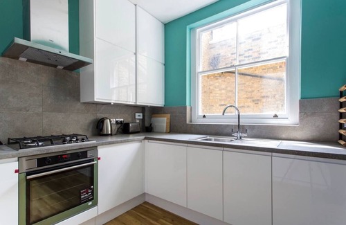 Redcliffe Apartment | The Dragon's Den Chelsea 2 Bed - by Out of Office Lifestyle