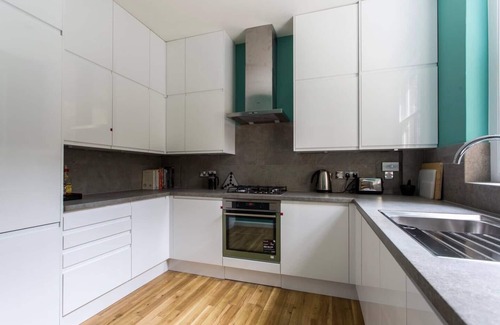 Redcliffe Apartment | The Dragon's Den Chelsea 2 Bed - by Out of Office Lifestyle