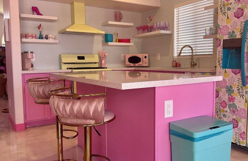 Glendale House | The Dream House Hideaway - Barbie Pool, 1 mile from Mattel Adventure Park