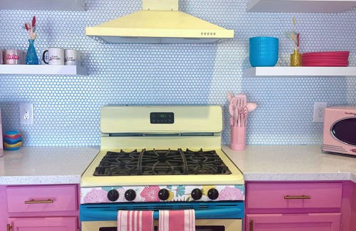 Glendale House | The Dream House Hideaway - Barbie Pool, 1 mile from Mattel Adventure Park