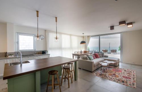 Haifa Apartment | The dream penthouse in front of the sea with Jacuzzi and BBQ