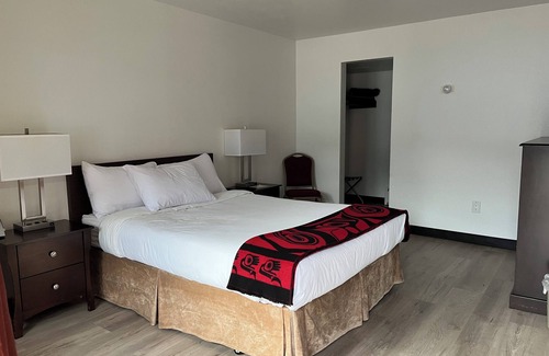 Downtown Juneau Hotel | The Driftwood Lodge