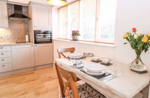 Stow Bedon Cottage | THE DUCK HOUSE, romantic, with hot tub in Watton