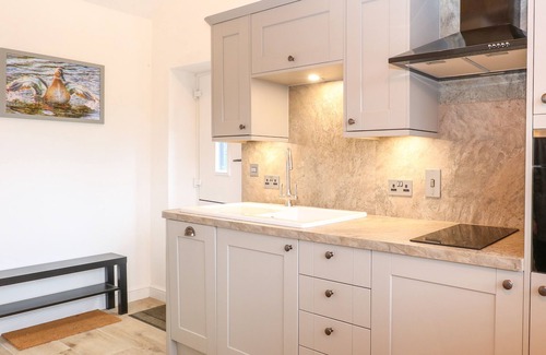 Stow Bedon Cottage | THE DUCK HOUSE, romantic, with hot tub in Watton