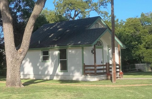 Granbury Cottage | The Duke Cottage at Travis Street Cottages