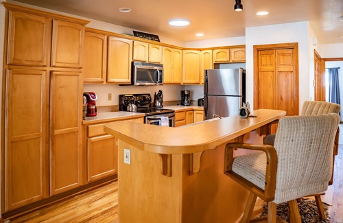 Florence Condo | The Dunes: Old Town WIFI River Front Near restaurants & shops. New LR furniture!