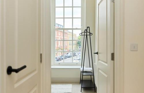 St. Dunstan's Apartment | The East London Mile Crib - Bright 2BDR Flat