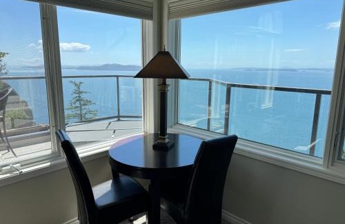 Pender Island Bed & Breakfast | The East Room - Sahhali On The Bluffs