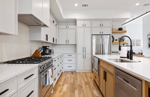 Oak Lawn House | The Eastwood Escape - New Luxury Townhome – 3BR/3.5BA + Rooftop Deck in Oak Lawn