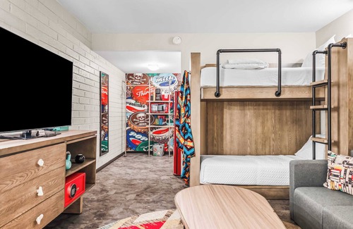 Governmental Mall Hotel | The Egyptian - Retro Modern Motel - Room 202