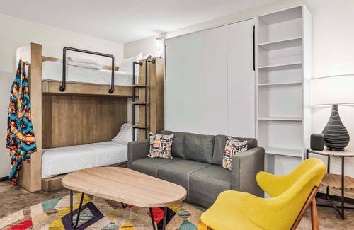 Governmental Mall Hotel | The Egyptian - Retro Modern Motel - Room 202