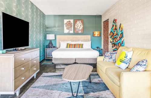 Governmental Mall Hotel | The Egyptian - Retro Modern Motel - Room 203