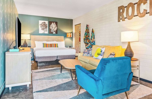 Governmental Mall Hotel | The Egyptian - Retro Modern Motel - Room 203