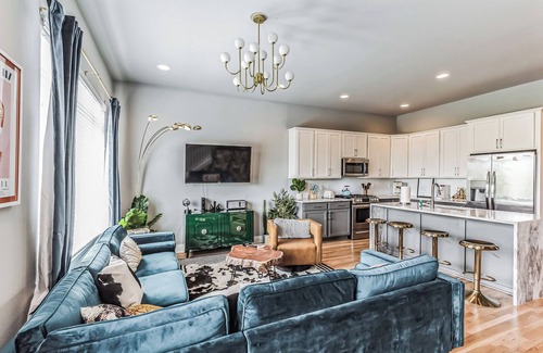 Haynes Area House | The Electric Cowboy – Chic Boho Townhome for 12! Easy Access to