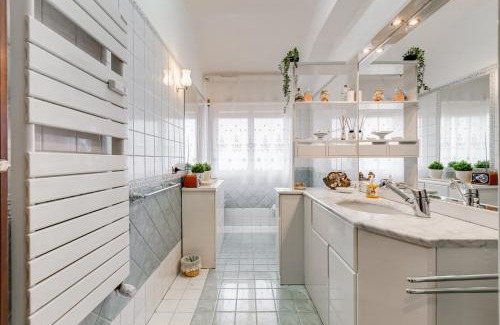 Capannelle Apartment | The Elegant Penthouse - Ampio Attico con Posto Auto