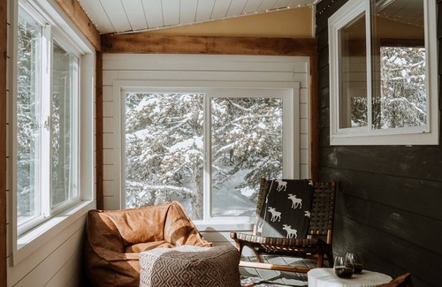 Valley of the Sun Cabin | The Elf Haus: Upscale A-Frame. Hot Tub. Dog Friendly. Elope. Close to Breck