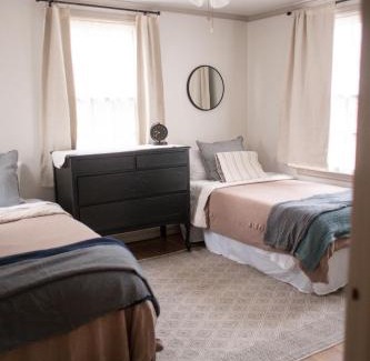 Norman House | The Elm House, Tranquil Getaway Close to Campus!