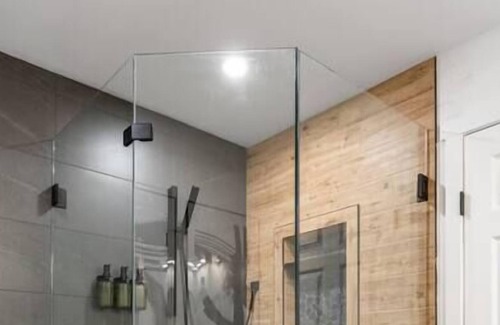 East Kootenay House | The Elm | No Service Fees | Lake View | Hot Tub