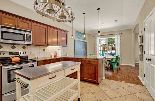 Fredericksburg House | The Emerald Door | Hot Tub | Fire Pit