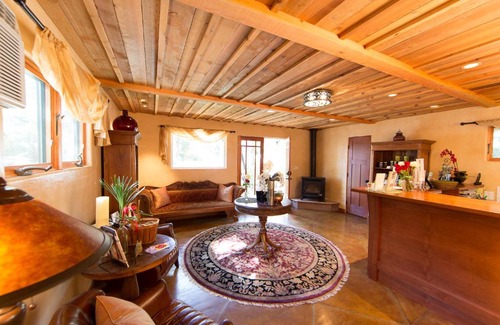 Ojai Hotel | The Emerald Iguana Inn